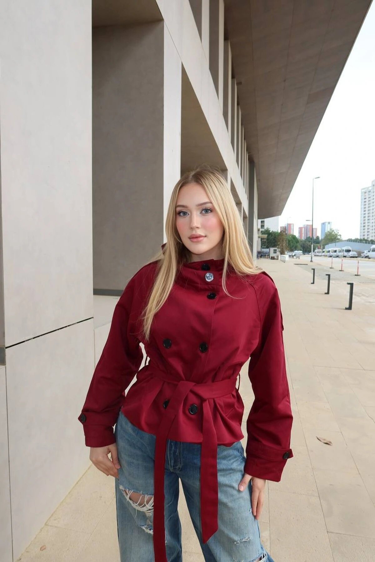 معطف ترنش قصير خمري بياقة قائمة وحزام وتفاصيل أزرار - VİSKALİ
