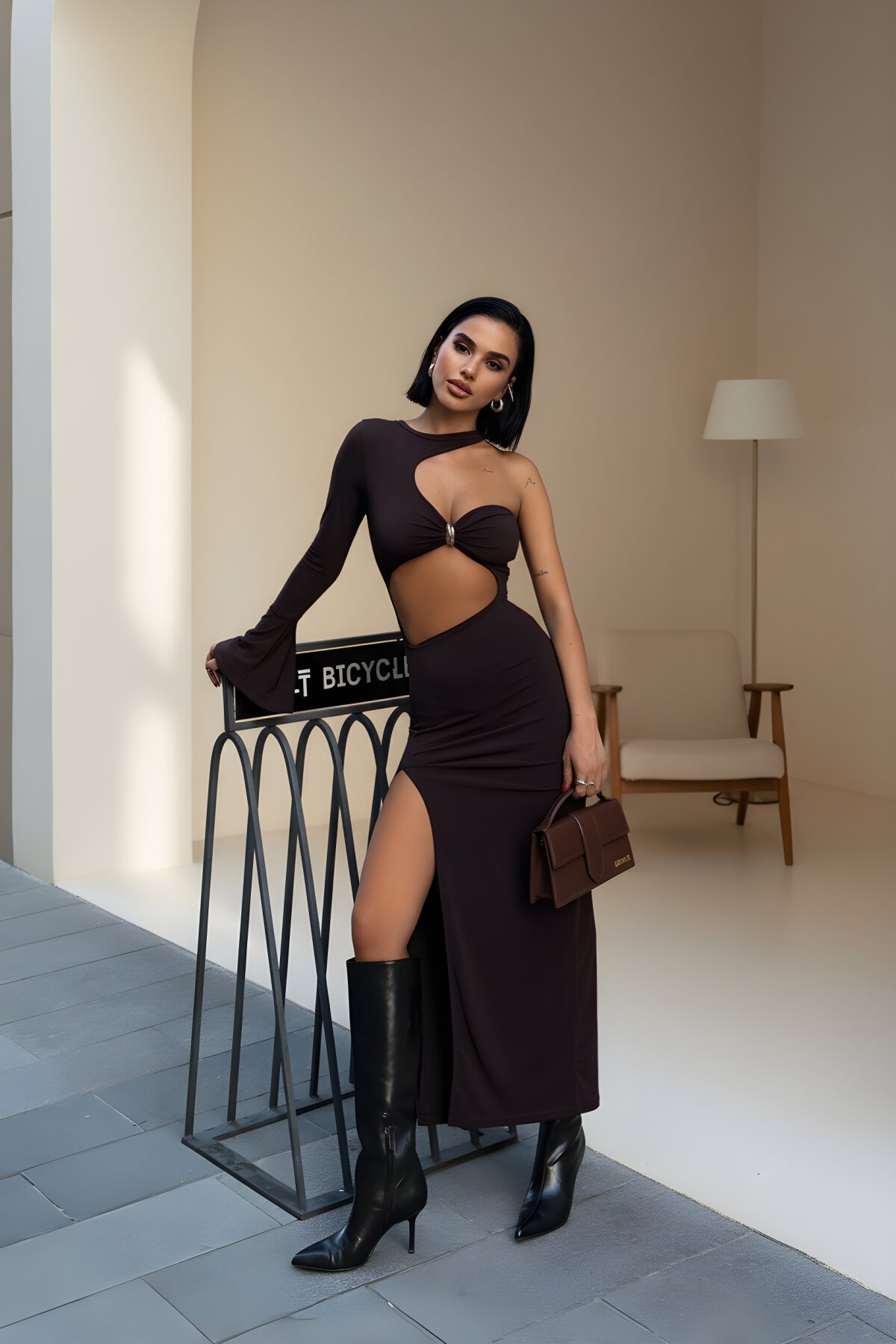 Kahverengi Uzun Tek Kol Cut Out Tokalı Yırtmaçlı Abiye Elbise - VİSKALİ