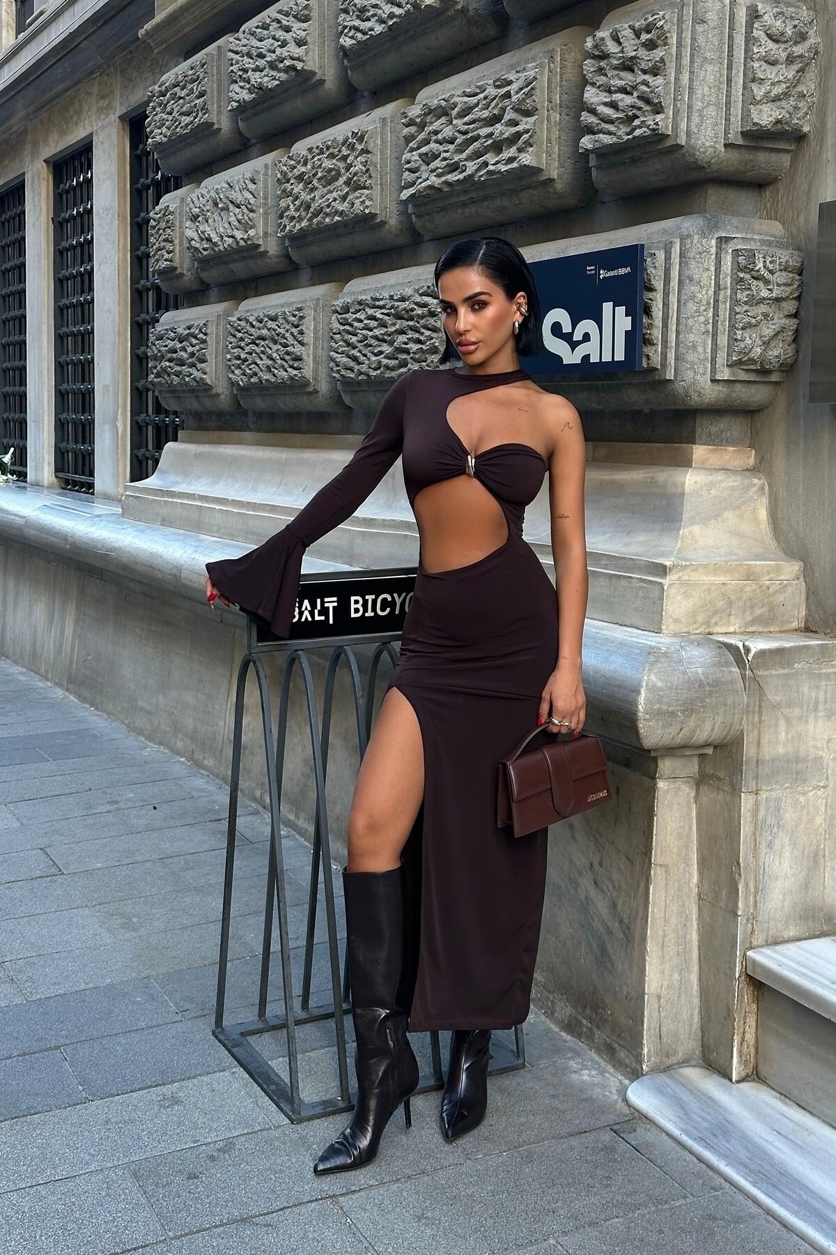فستان سهرة طويل بني بفتحة جانبية وتفاصيل قص مفتوح (Cut Out) وإبزيم - VİSKALİ