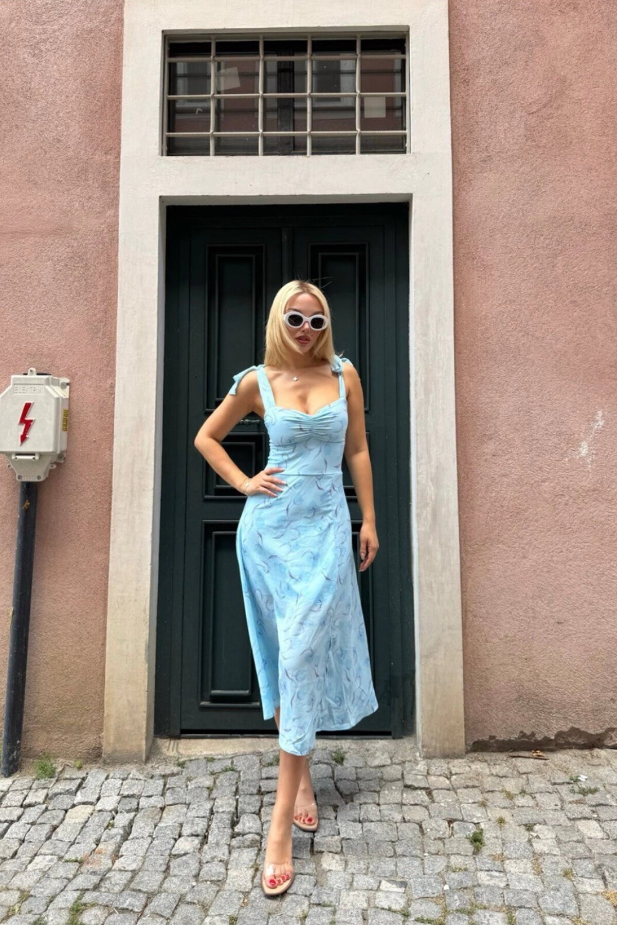 Mavi Çiçek Desenli Midi Omuz Bağlamalı Büzgü Detaylı Elbise - VİSKALİ