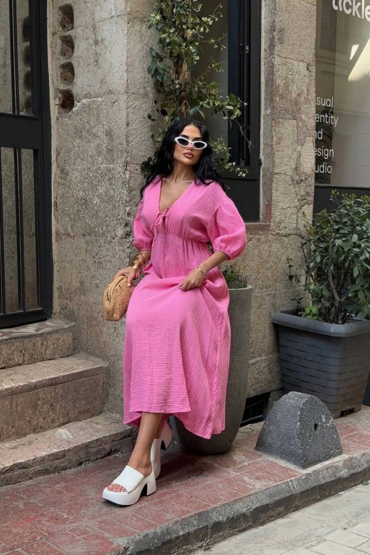 Pembe Uzun V Yaka Müslin Keten Dokulu Beli Büzgülü Bağlamalı Elbise - VİSKALİ