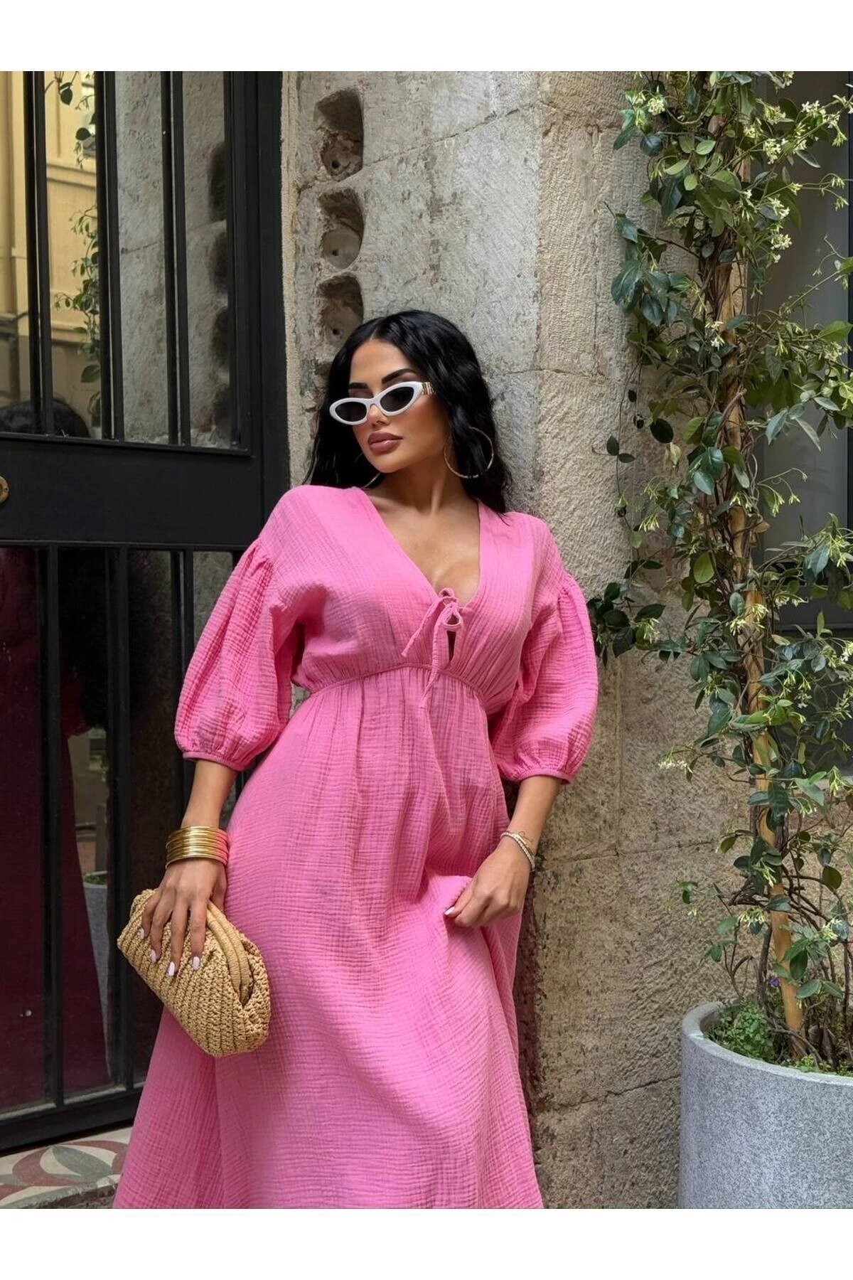 Pembe Uzun V Yaka Müslin Keten Dokulu Beli Büzgülü Bağlamalı Elbise - VİSKALİ