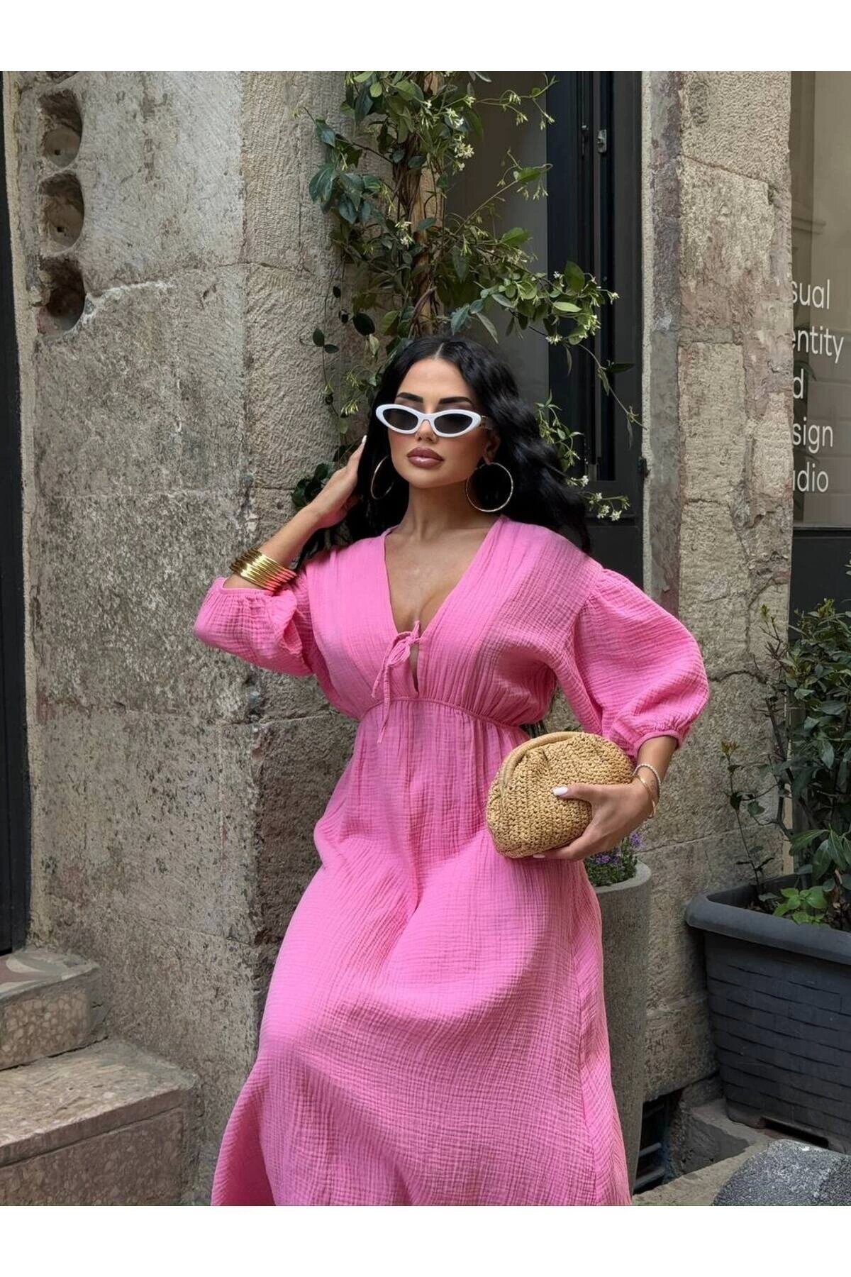 Pembe Uzun V Yaka Müslin Keten Dokulu Beli Büzgülü Bağlamalı Elbise - VİSKALİ