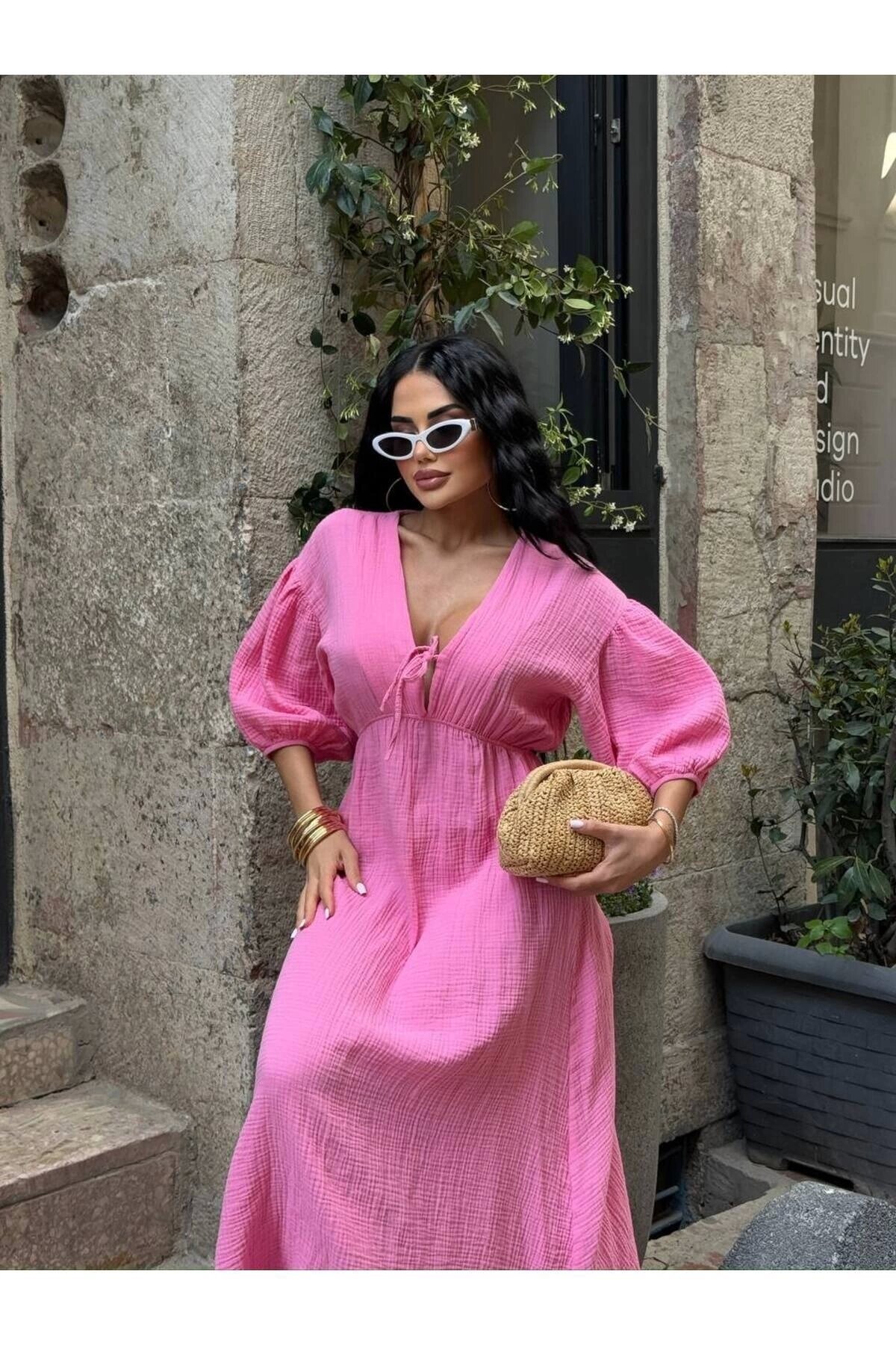 Pembe Uzun V Yaka Müslin Keten Dokulu Beli Büzgülü Bağlamalı Elbise - VİSKALİ