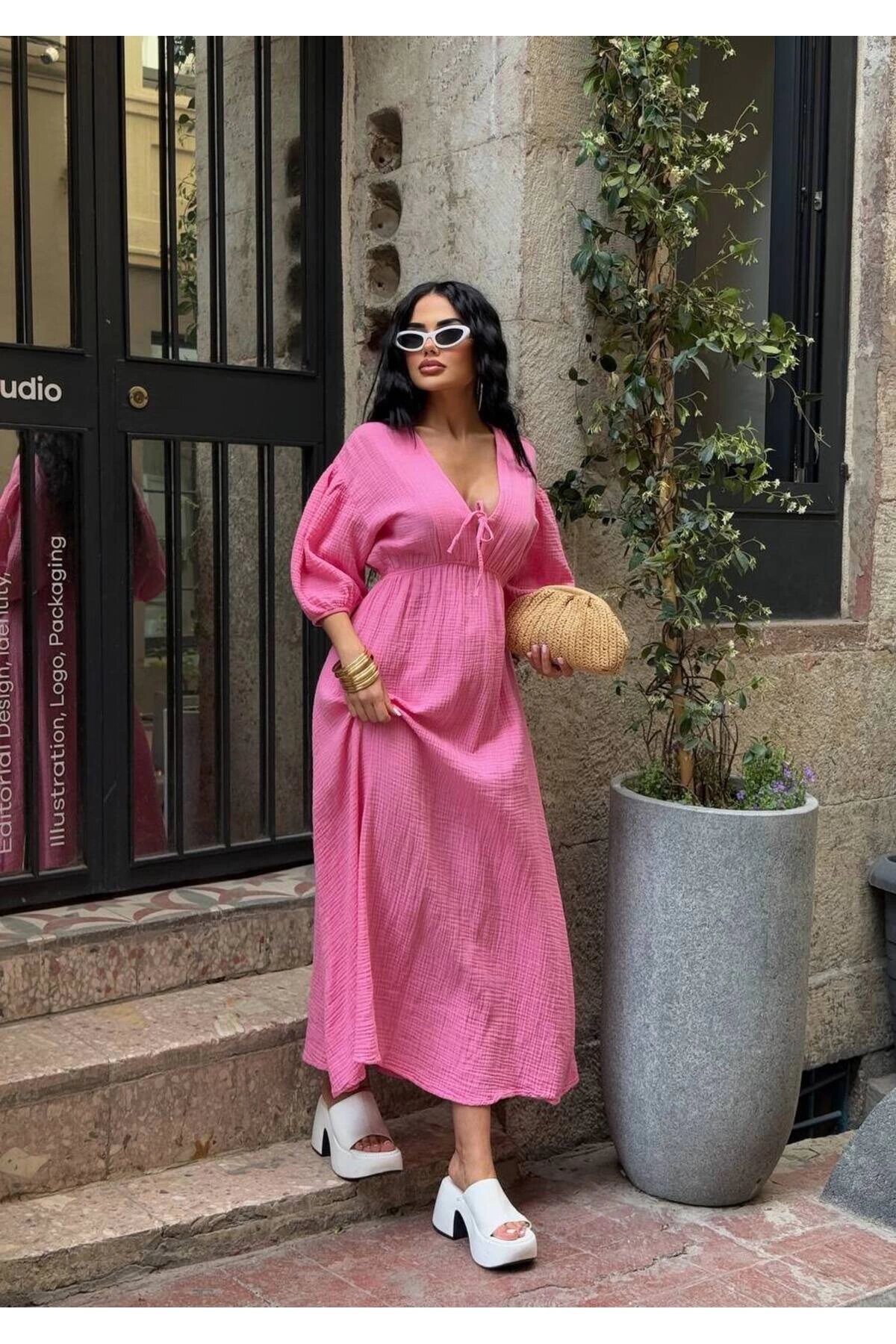 Pembe Uzun V Yaka Müslin Keten Dokulu Beli Büzgülü Bağlamalı Elbise - VİSKALİ