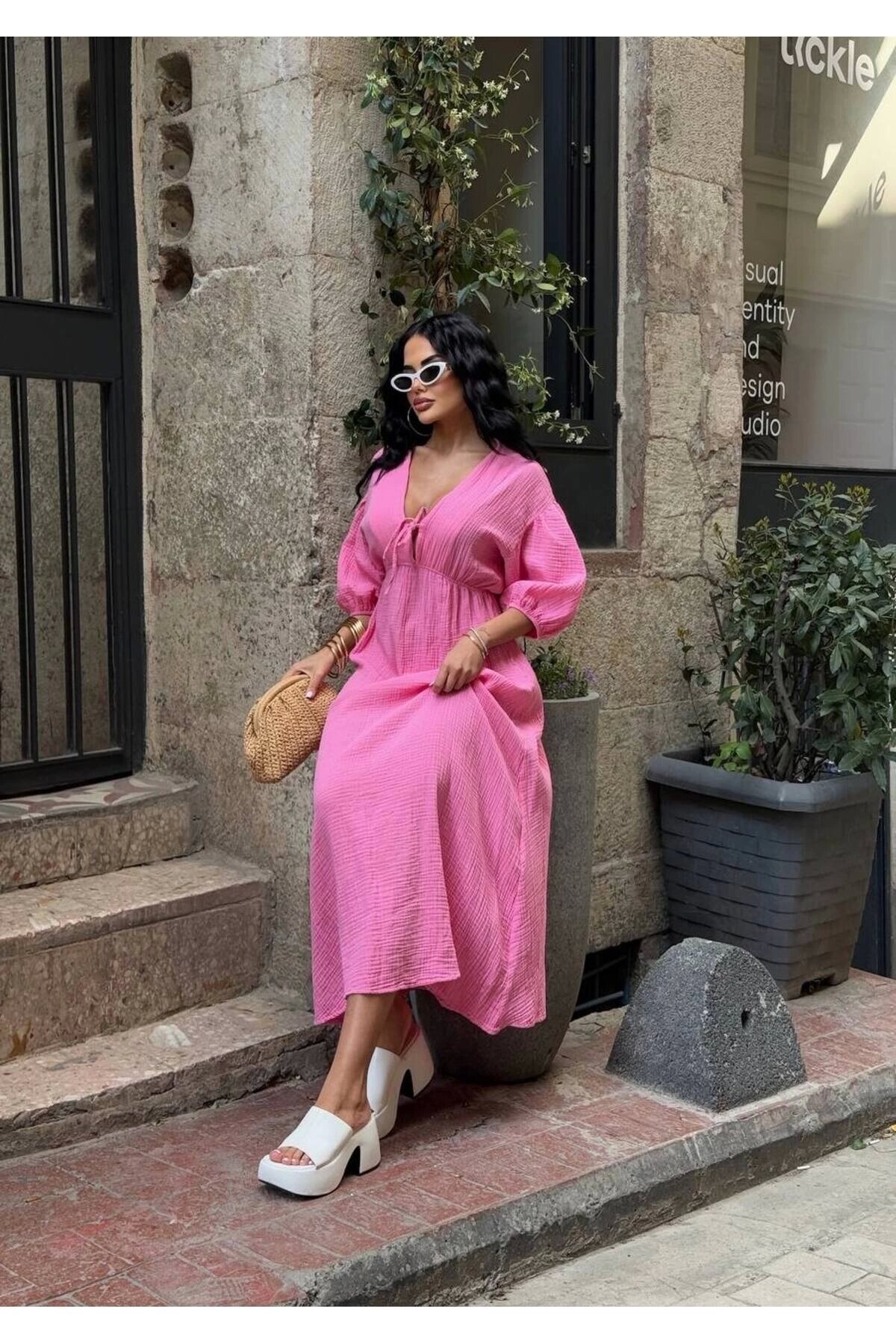 Pembe Uzun V Yaka Müslin Keten Dokulu Beli Büzgülü Bağlamalı Elbise - VİSKALİ