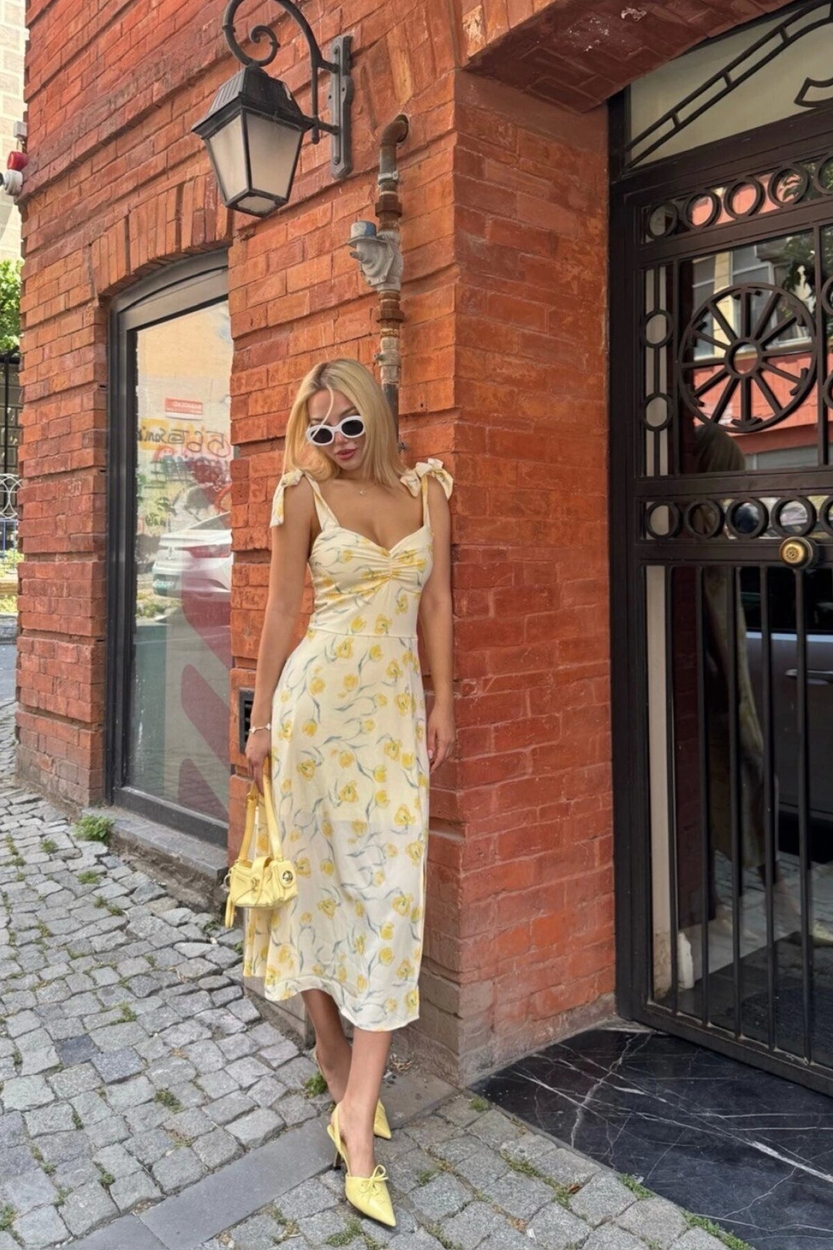 Sarı Çiçek Desenli Midi Astarlı Omuz Bağlamalı Büzgü Detaylı Elbise - VİSKALİ