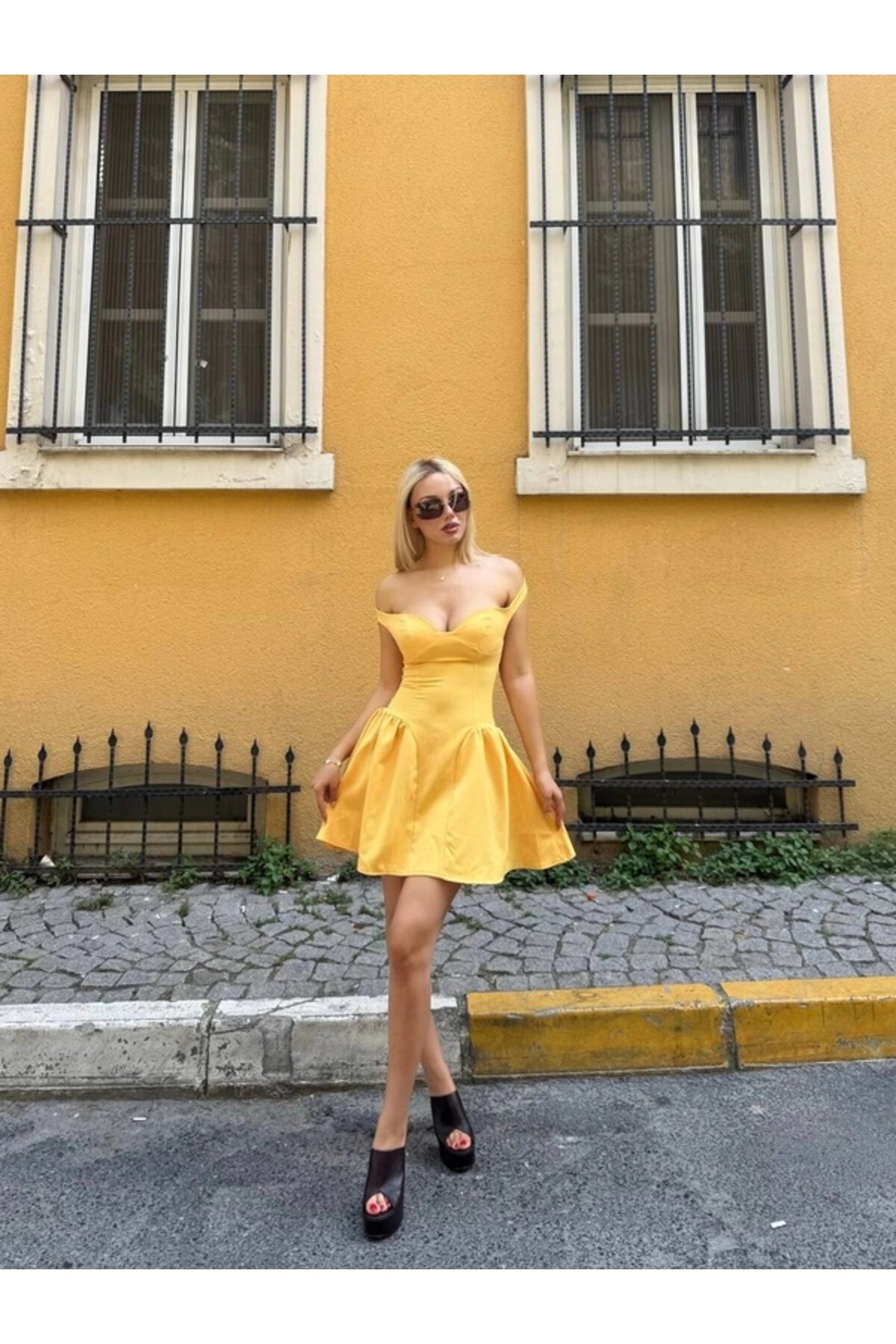 فستان قصير ميني أصفر بكتف مكشوف وظهر مفتوح - VİSKALİ