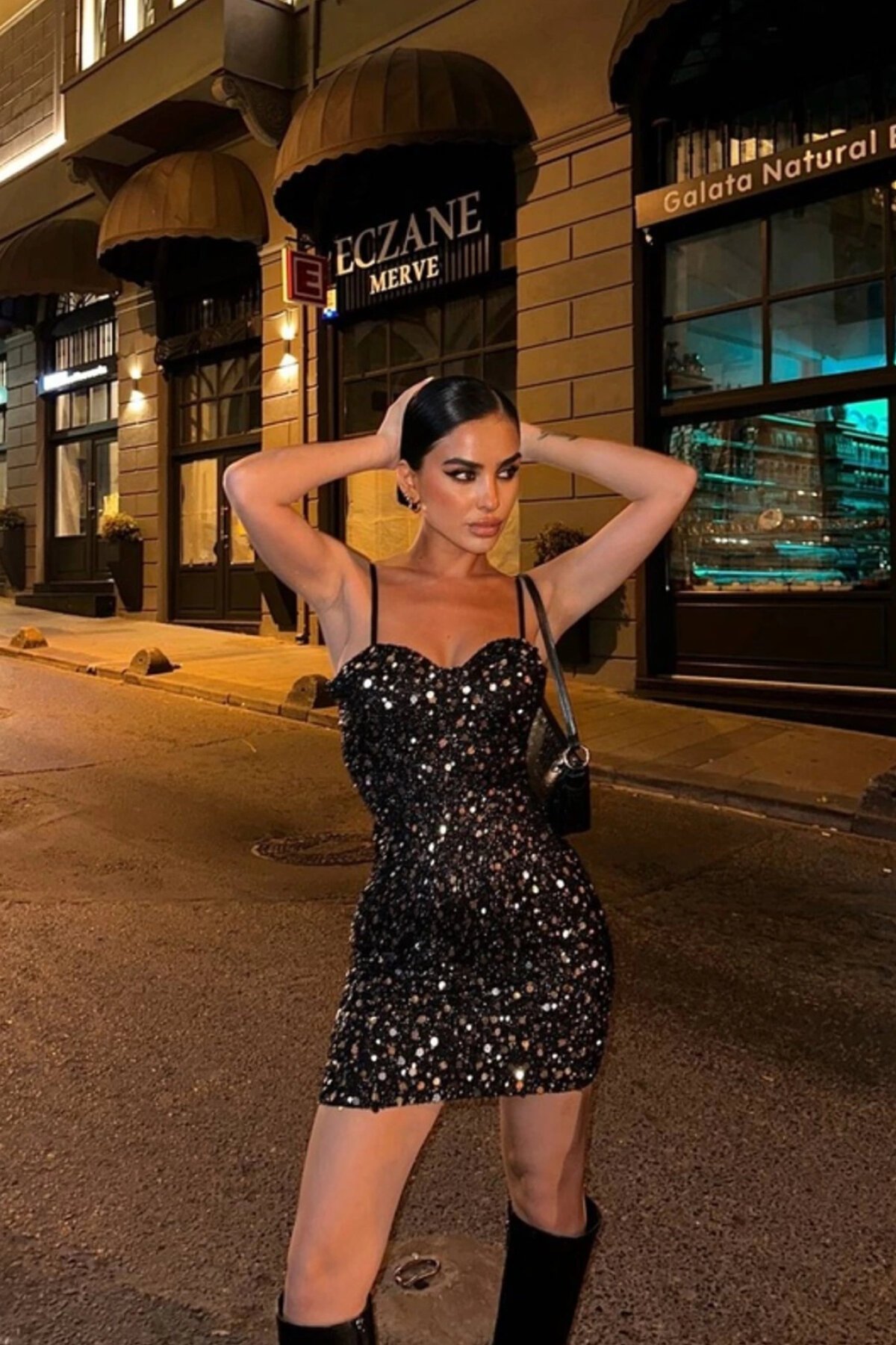 Siyah Beyaz Pul Payetli Mini Straplez Yaka Ayarlanabilir Askılı Abiye Elbise - VİSKALİ