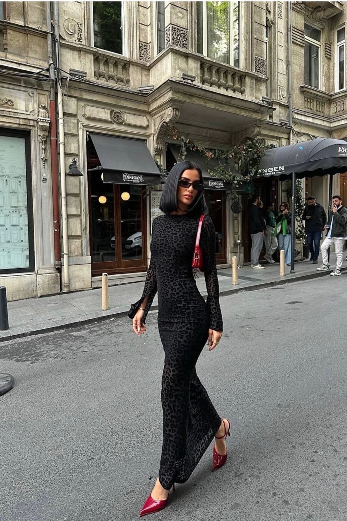 فستان سهرة أسود طويل الأكمام بطبعة فلوك وظهر مكشوف - VİSKALİ