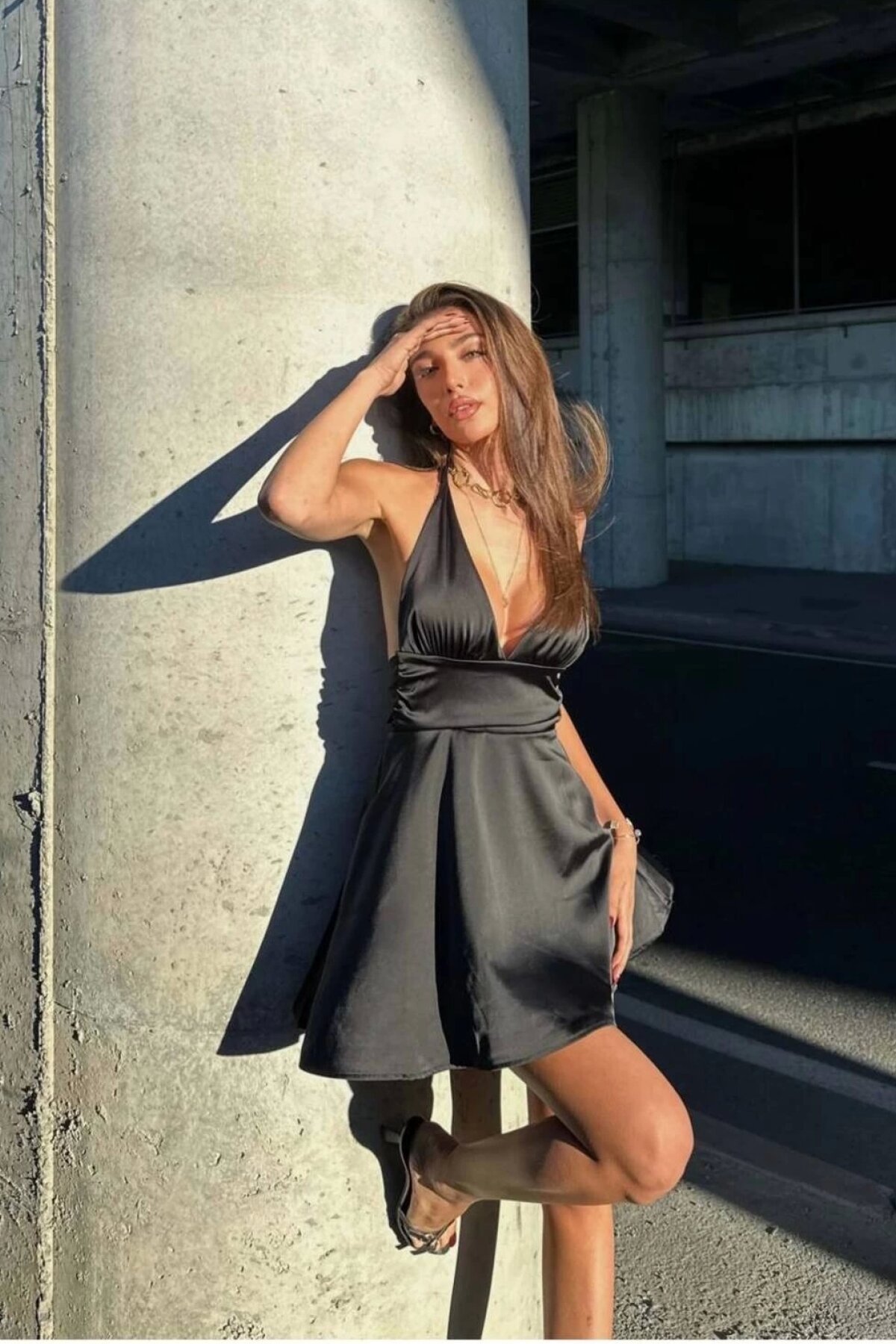 Siyah Mini Boyundan Bağlamalı Sırt Dekolteli Saten Kuşak Detaylı Abiye Elbise - VİSKALİ