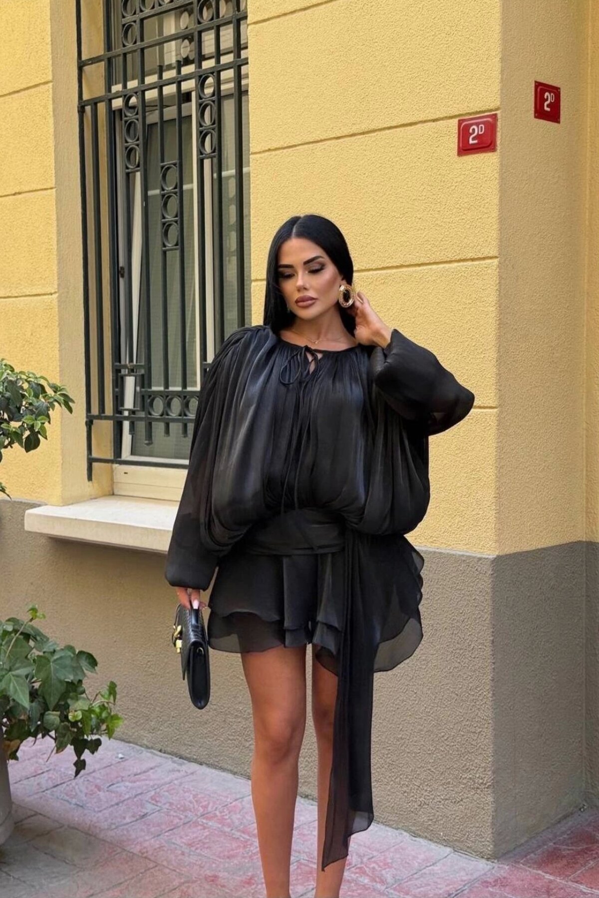 Siyah Şifon Mini Şortlu Uzun Kollu Volanlı Kuşak Detaylı Elbise - VİSKALİ