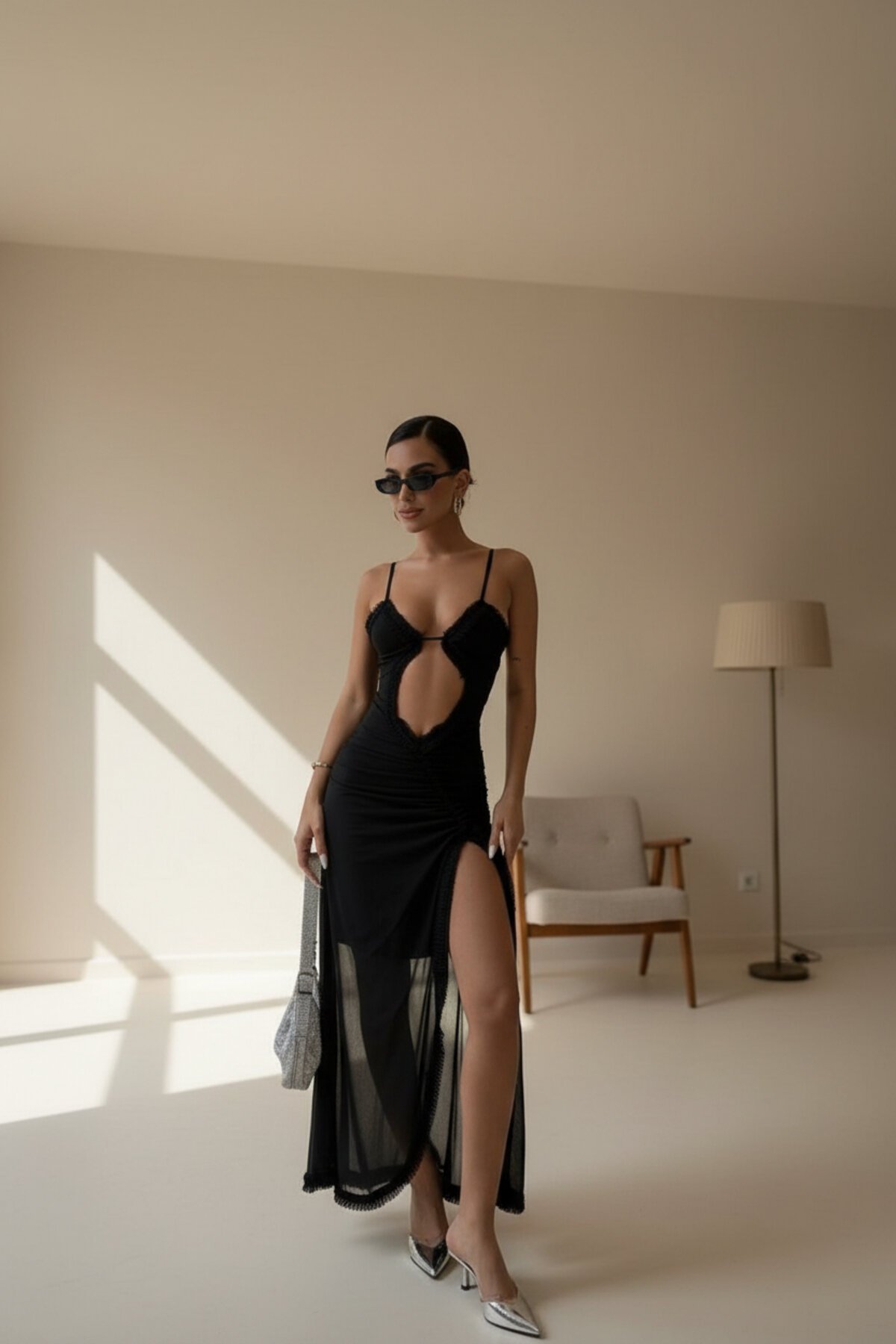 Siyah Uzun Premium Askılı Göğüs Dekolteli Fırfırlı Yırtmaç Detaylı Abiye Elbise - VİSKALİ