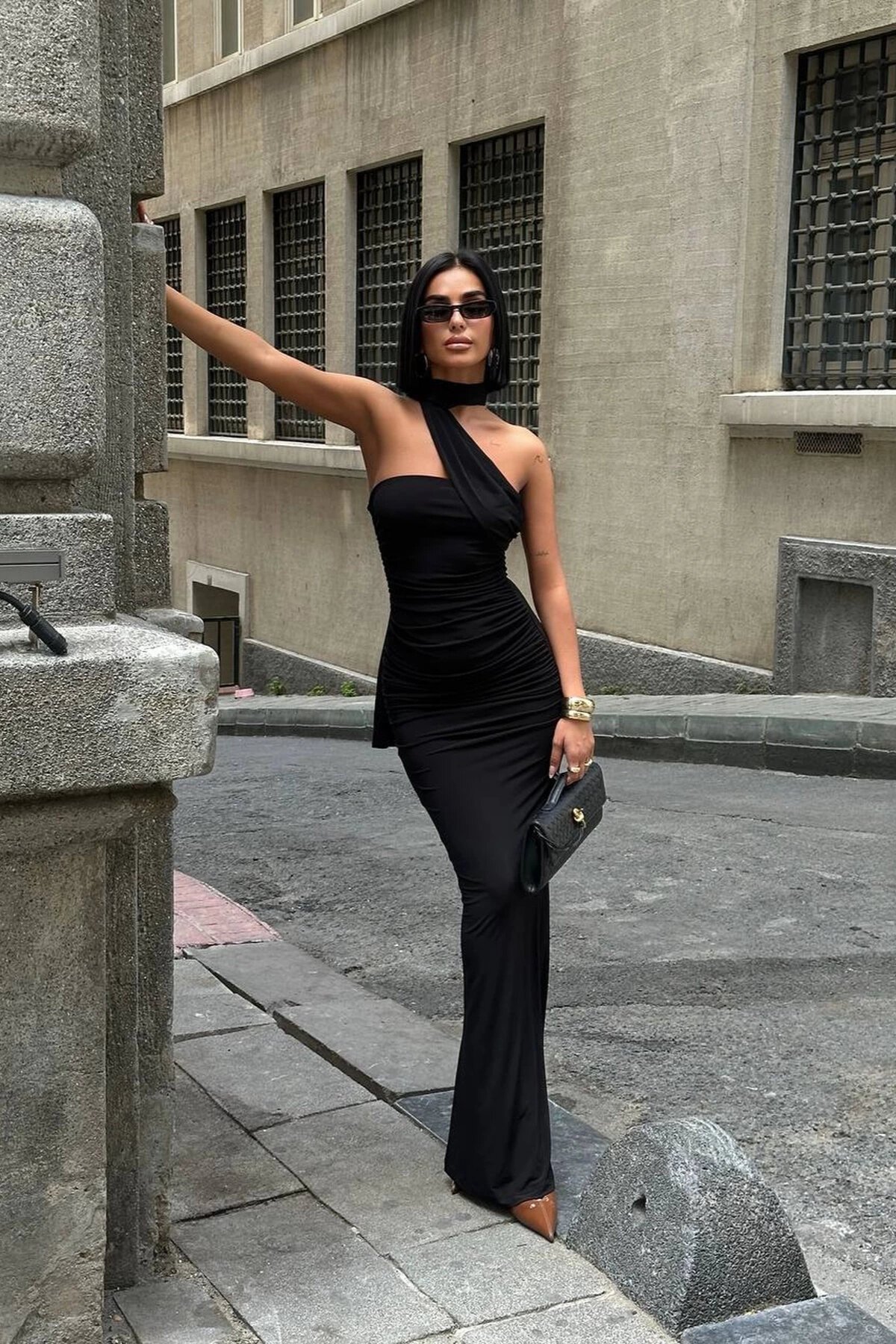 Siyah Uzun Şallı Açık Omuzlu Yırtmaçlı Abiye Elbise - VİSKALİ