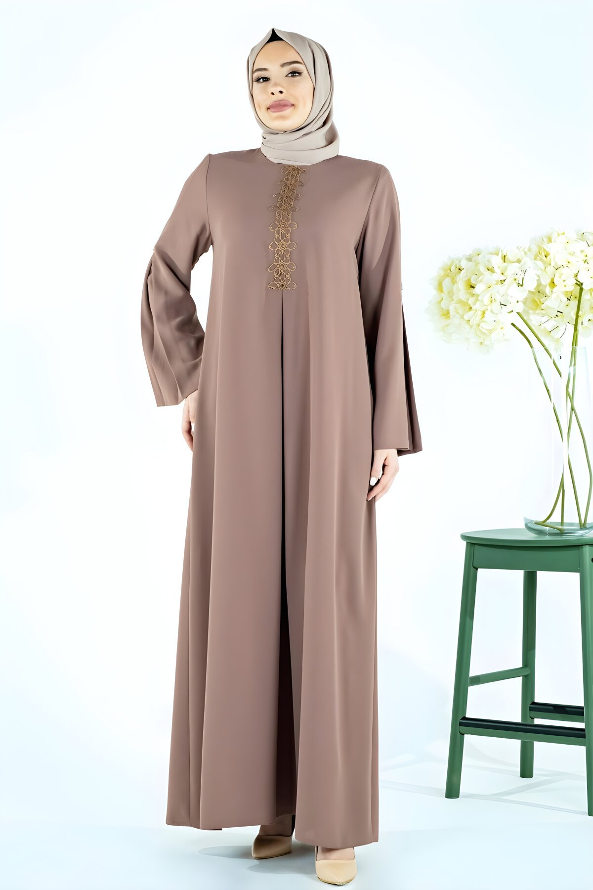 Kahve A Pilili Önü Dantel Ve Boncuk Detaylı Elbise Kahve A Pilili Önü Dantel Ve Boncuk Detaylı Elbise