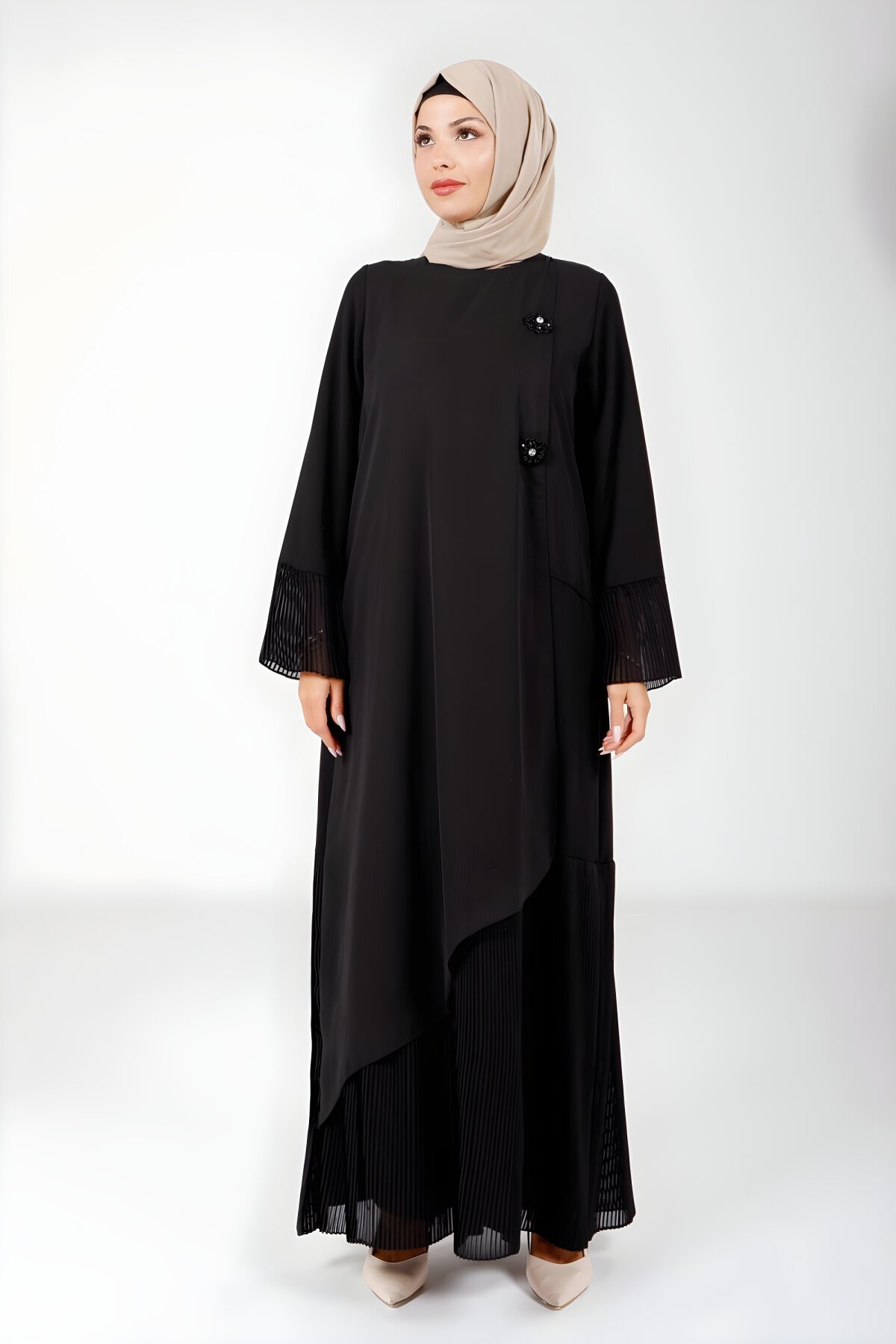 Siyah Çiçek Detaylı Eteği Pliseli Elbise Siyah Çiçek Detaylı Eteği Pliseli Elbise