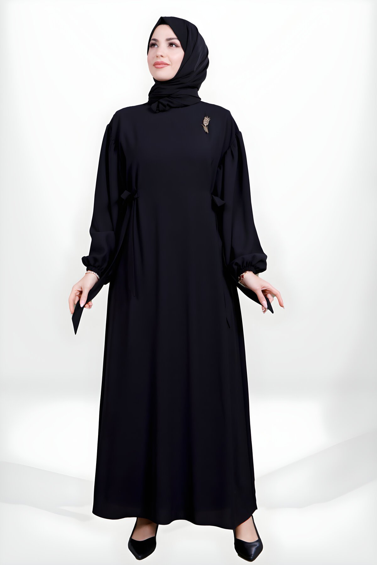 Siyah Yandan Bağlamalı Lale Broşlu Elbise Siyah Yandan Bağlamalı Lale Broşlu Elbise