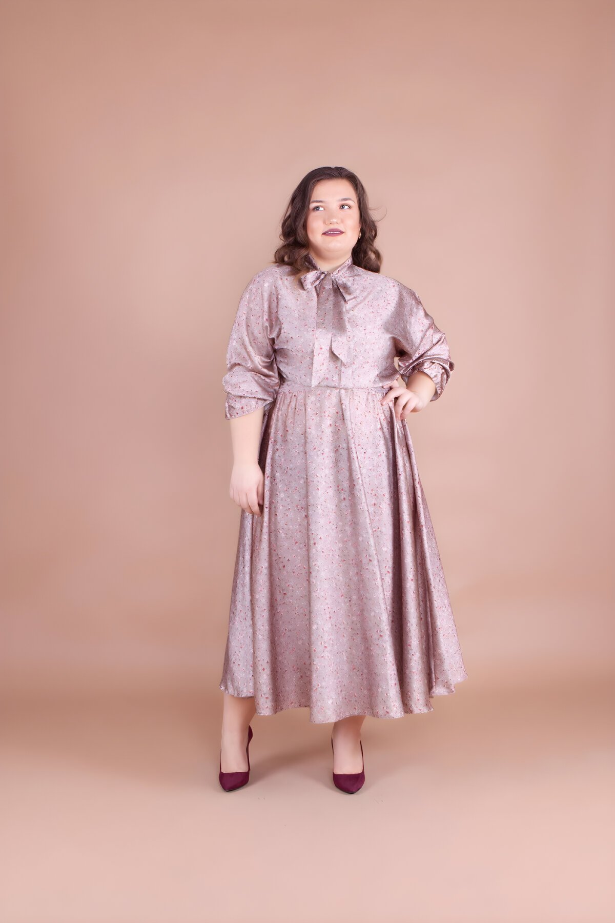 Bej Çiçek Desenli Midi Saten Yarasa Kol Elbise - Bidoluelbise