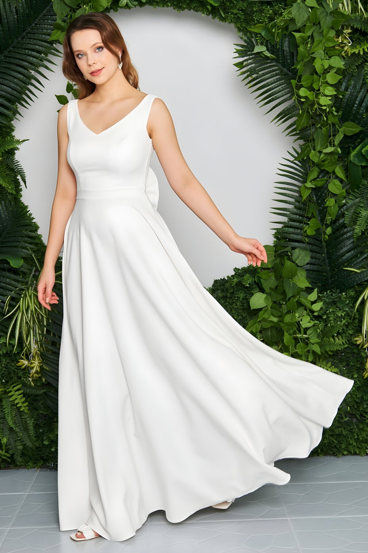 Beyaz Uzun Kloş V Yaka Sırtı Fiyonklu Süs Düğmeli Abiye Elbise - Bidoluelbise