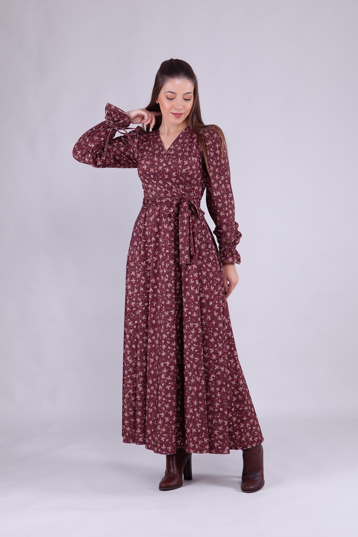 Koyu Bordo Çiçek Desenli Uzun Kol Kruvaze Yaka Kadife Elbise Koyu Bordo Çiçek Desenli Uzun Kol Kruvaze Yaka Kadife Elbise