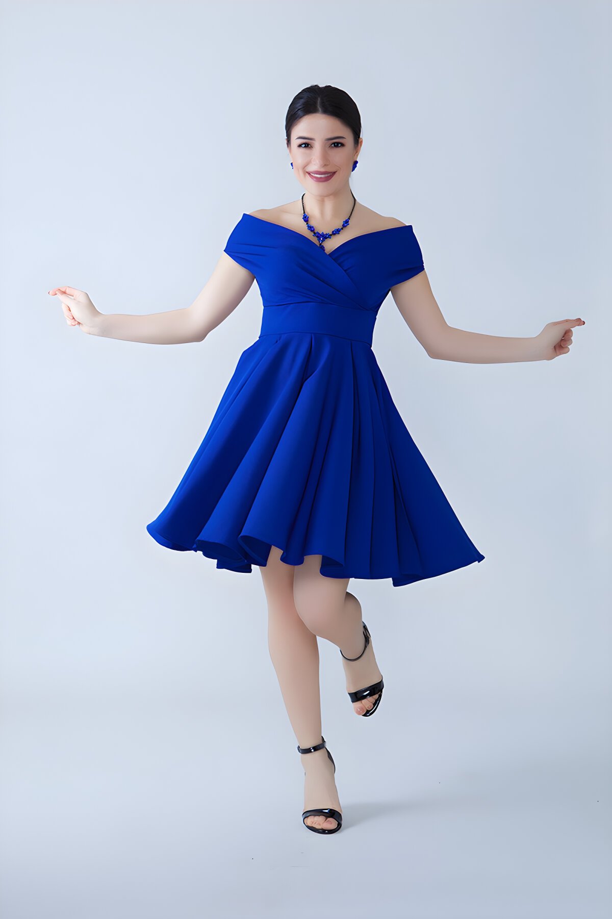 فستان سهرة قصير كلوش لون أزرق ساكس قماش منسوج منسدل بكسرات وياقة قارب - Bidoluelbise