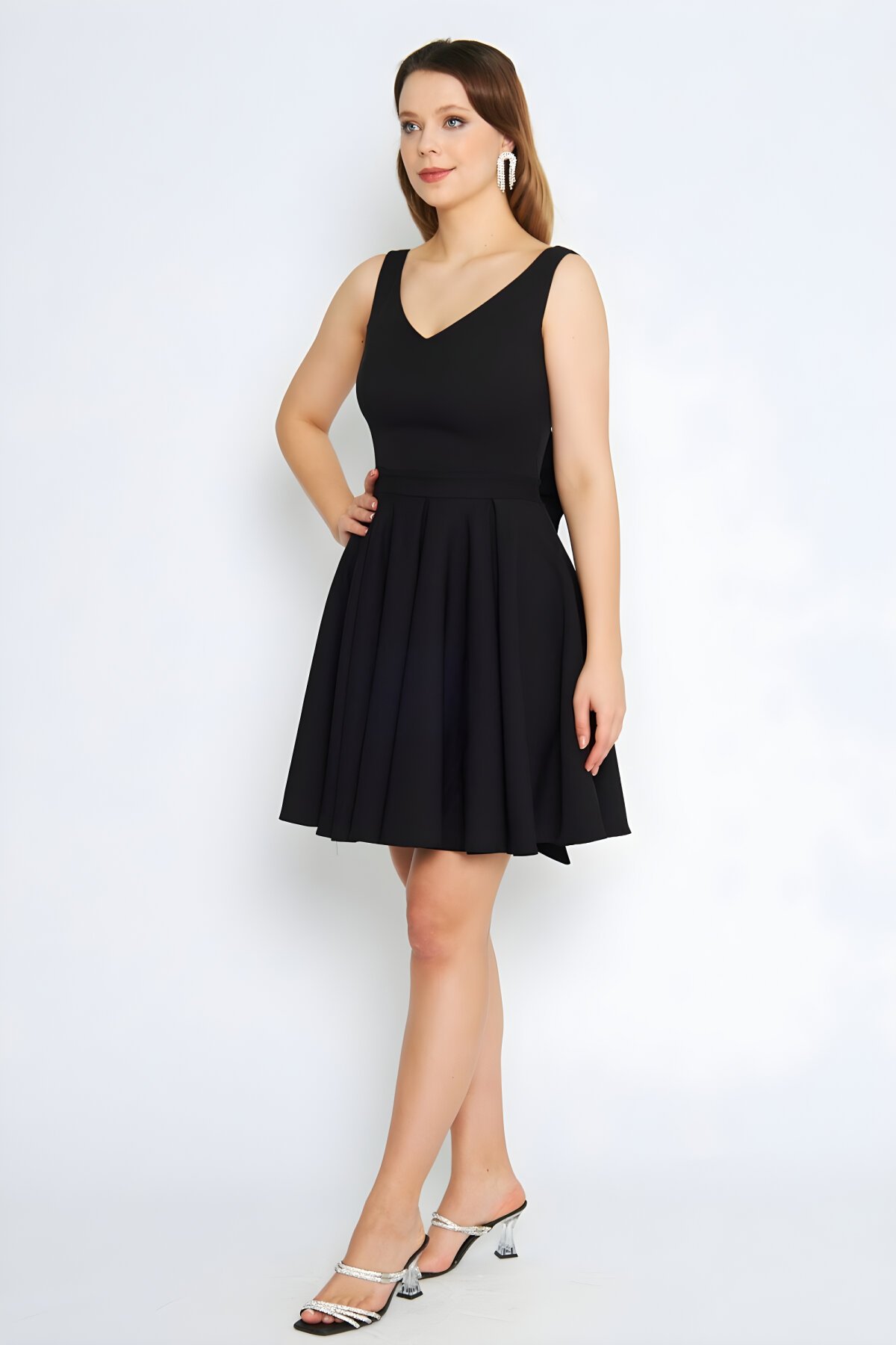 Siyah Mini Kloş Pileli V Yaka Sırtı Fiyonklu Abiye Elbise - Bidoluelbise