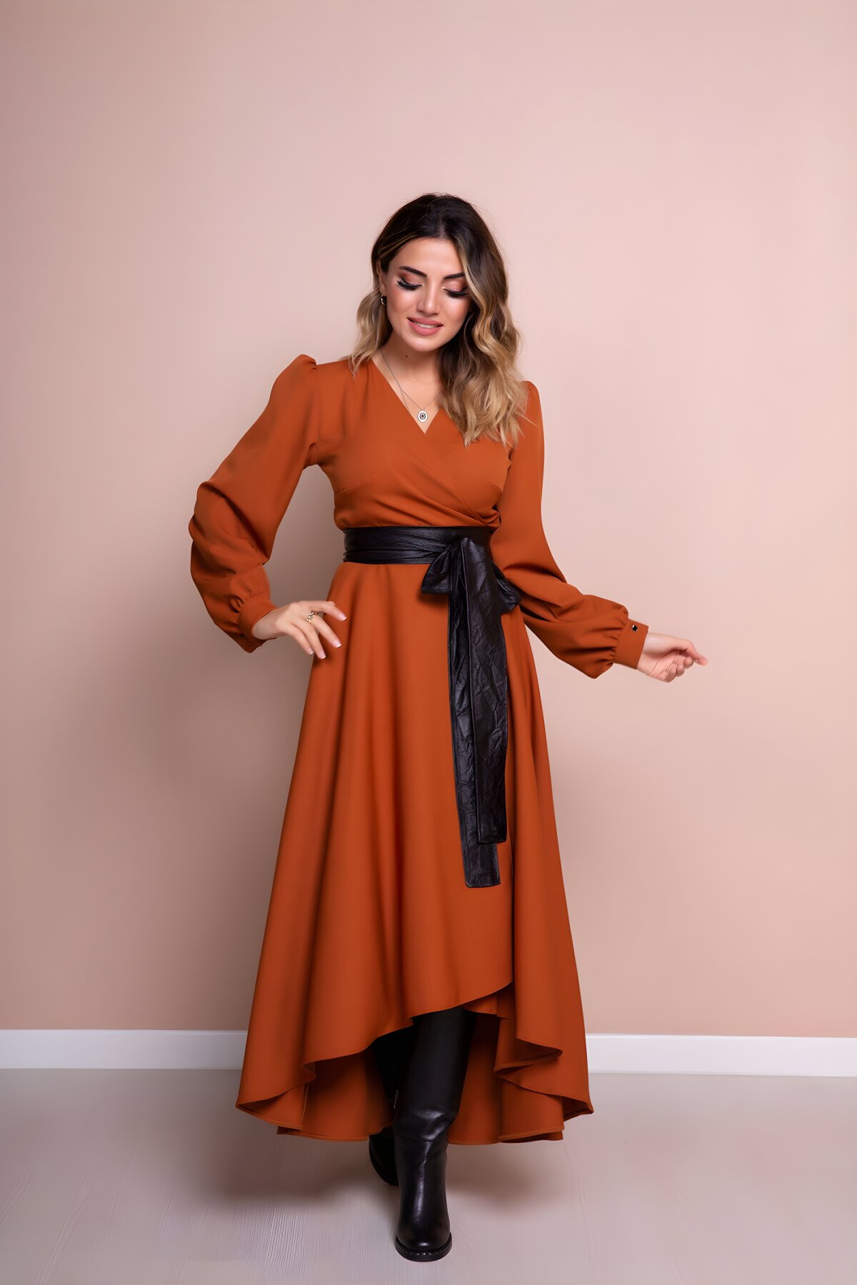 Tarçın Uzun Kol Asimetrik Kesim Siyah Deri Kemerli Elbise Tarçın Uzun Kol Asimetrik Kesim Siyah Deri Kemerli Elbise