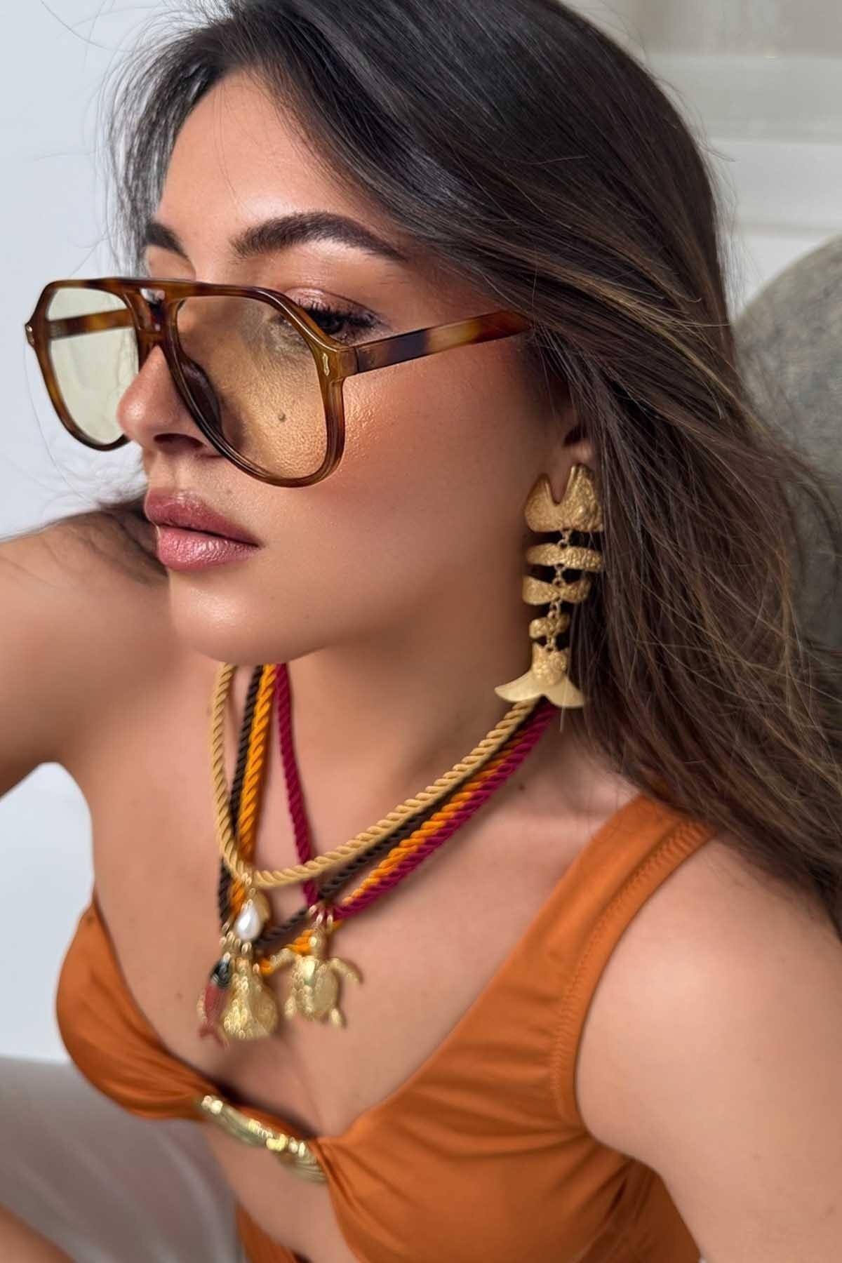 أقراط لون ذهبي بشكل سمكة - Byp Atelier