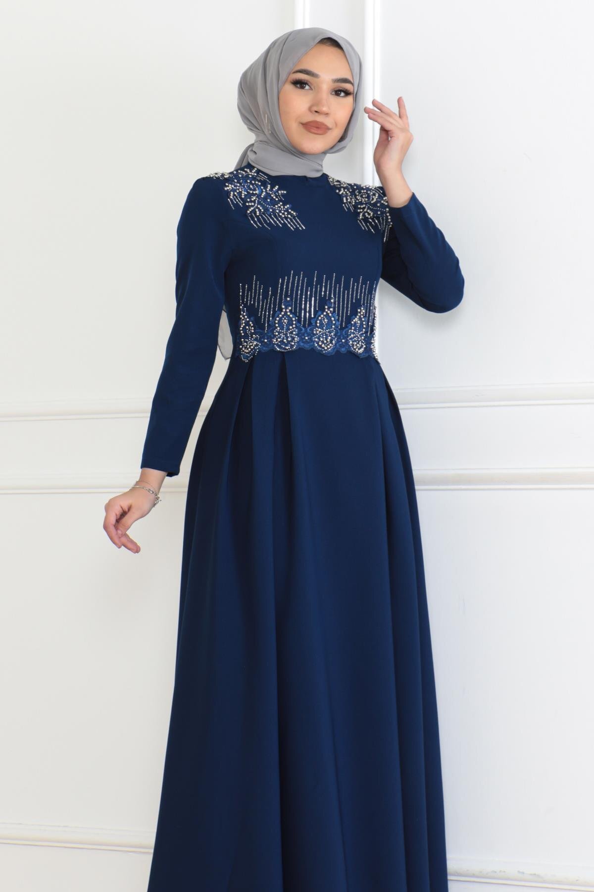 فستان سهرة محتشم نيلي بتفاصيل لؤلؤ - Modamihram