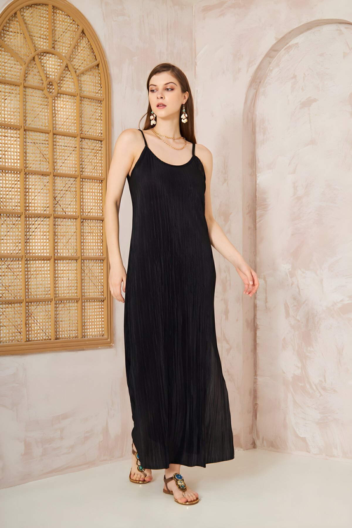 Siyah Pliseli Uzun İnce Askılı Yırtmaçlı Elbise - Pasaklı Giyim