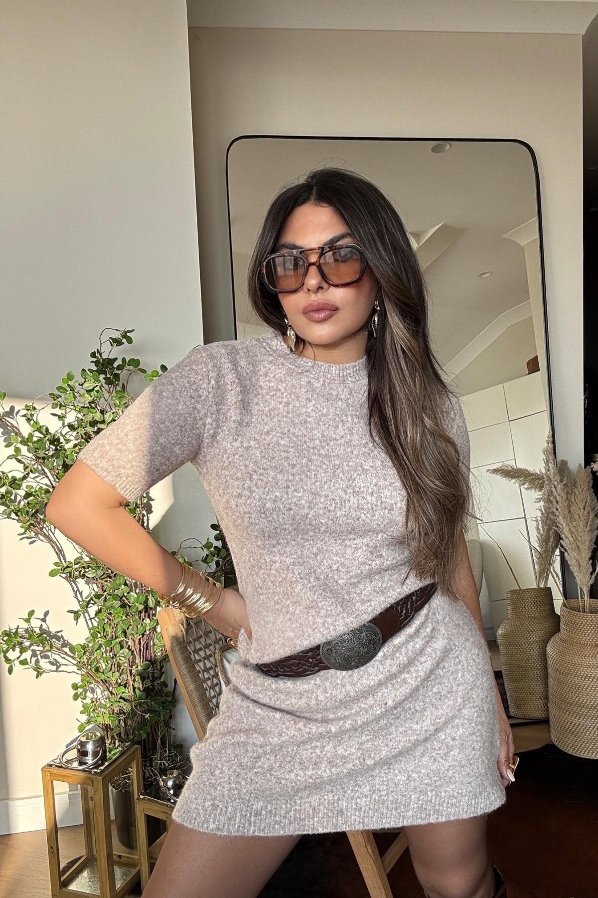فستان قصير بيج تريكو ناعم بأكمام قصيرة - Sohotique By P