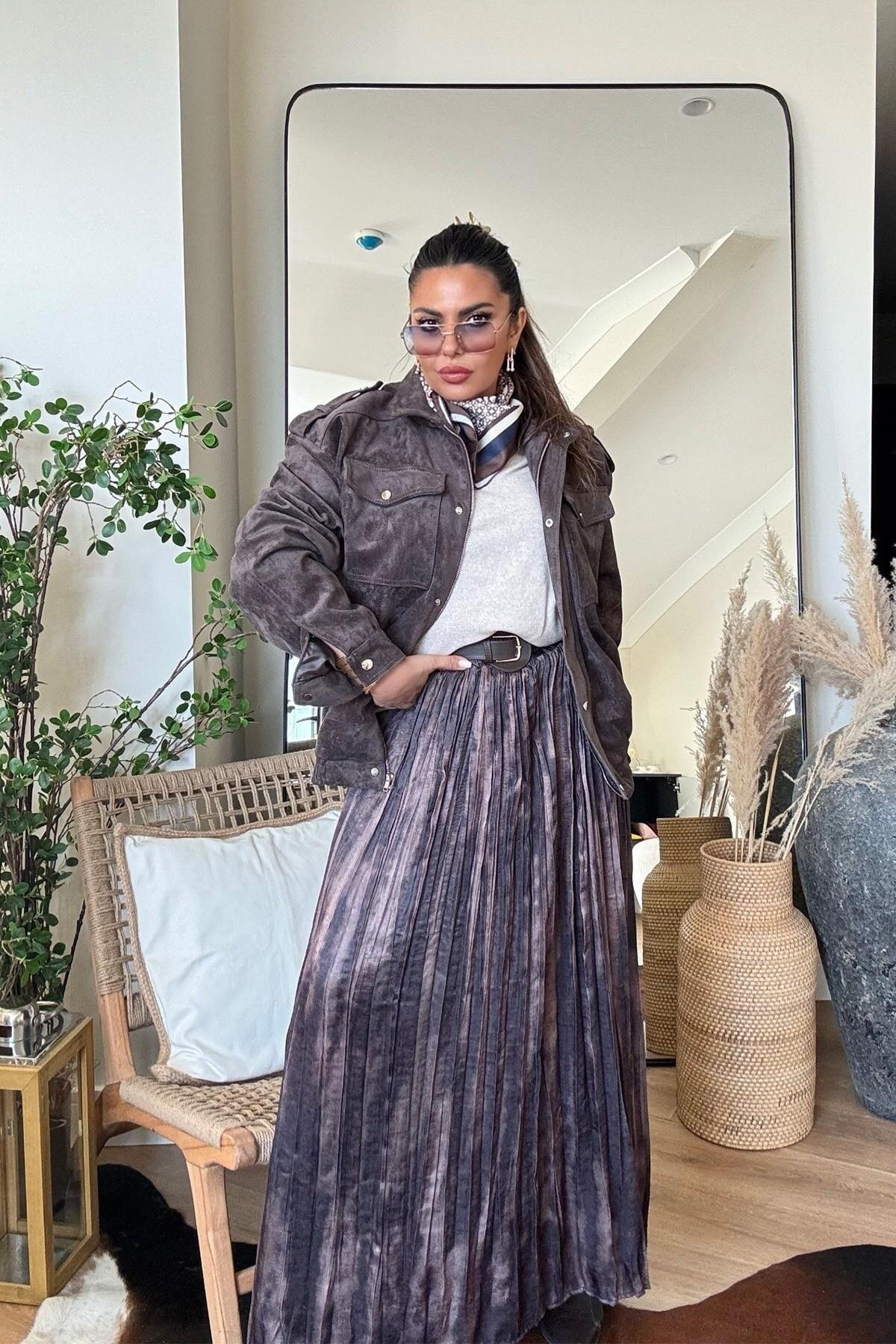 تنورة طويلة بنية ساتان كرينكل بخصر مطاطي وحزام - Sohotique By P
