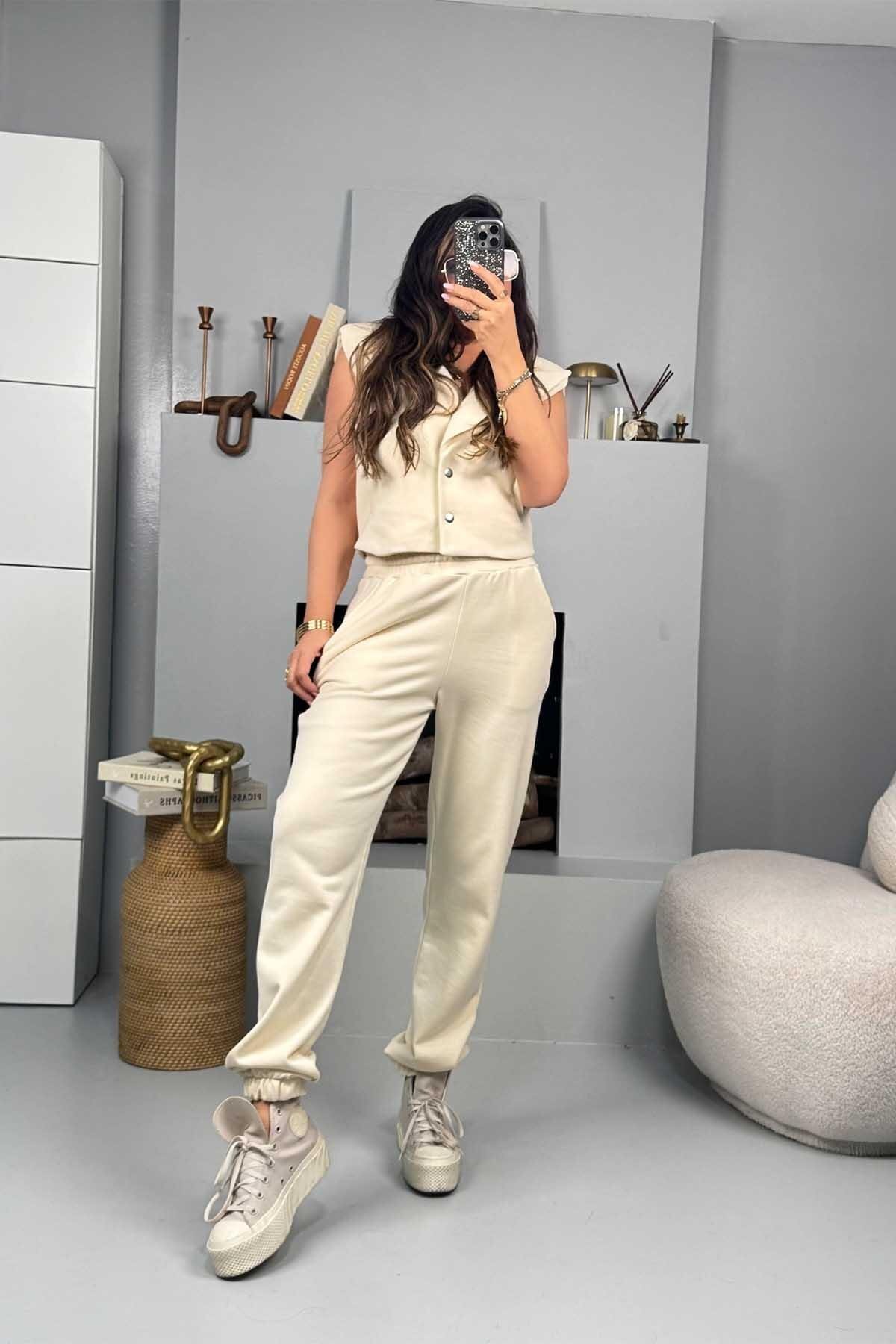 طقم رياضي كريمي من قماش السويت شيرت مع جيليه - Sohotique By P