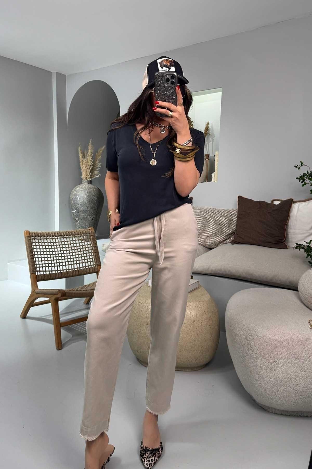 بنطلون موديل الجزرة لون حجري غاباردين بخصر مطاطي - Sohotique By P