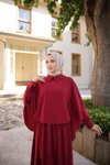 Bordo Pelerinli Yakalı Tesettür Elbise