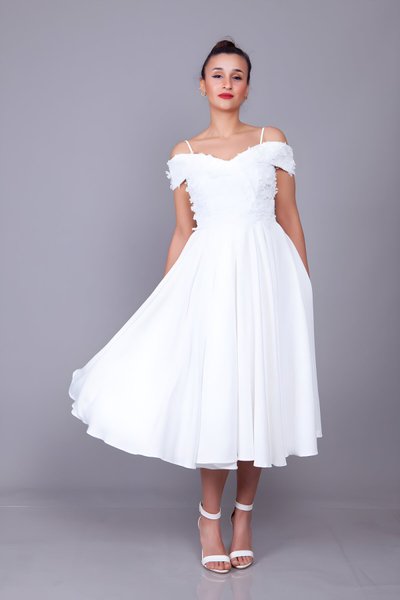 Beyaz Çiçekli Midi Kloş Askılı Tül Detay Abiye Elbise