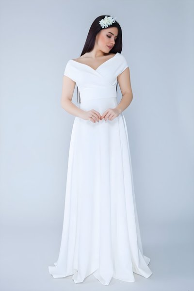 Beyaz Uzun Kayık Kruvaze Yaka Düşük Omuz Dokuma Dökümlü Kumaş Abiye Elbise