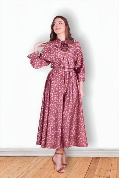 فستان سهرة محتشم عنابي ساتان بأكمام خفاش