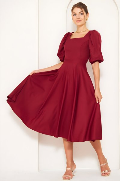 فستان ميدي عنابي بأكمام بالون قصيرة وياقة مربعة