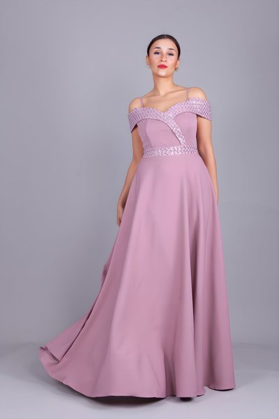 فستان سهرة طويل كلوش كاروهات وردي داكن بأكتاف منسدلة وتفاصيل ترتر