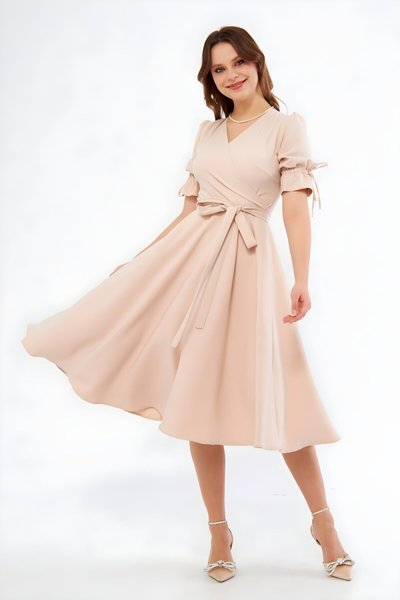 فستان ميدي كريمي ياقة متقاطعة بأكمام قصيرة وحزام