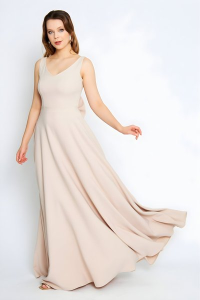 Krem Uzun Kloş V Yaka Sırtı Fiyonklu Süs Düğmeli Abiye Elbise