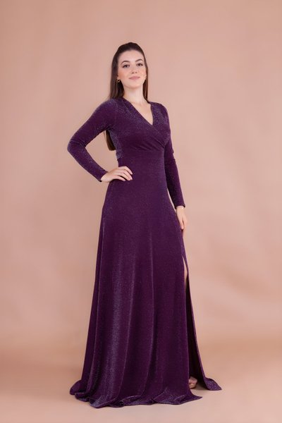 Mürdüm Simli Uzun Esnek Kumaş Kruvaze Yaka Yırtmaçlı Kol Abiye Elbise