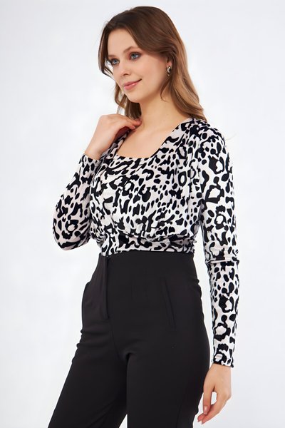 Siyah Beyaz Uzun Kol Büzgü Detaylı Kadife Body