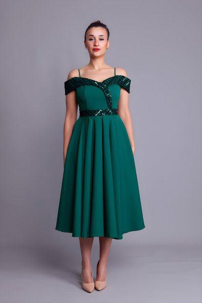 Zümrüt Kareli Midi Askılı Düşük Omuz Payet Detay Kloş Abiye Elbise