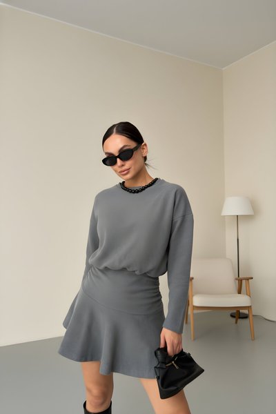 فستان قصير رمادي بياقة مستديرة من قماش سيلانيك مزموم