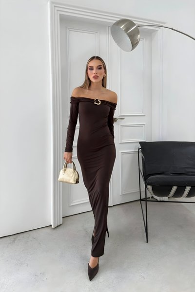 Kahverengi Uzun Madonna Yaka Aksesuar Detaylı Yırtmaçlı Abiye Elbise