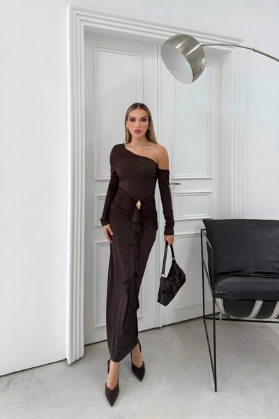 Kahverengi Uzun Tek Omuzlu Büzgülü Bel Aksesuar Detaylı Abiye Elbise