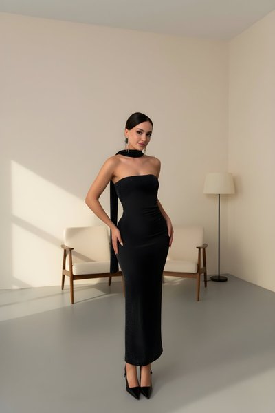 Siyah Simli Uzun Straplez Fularlı Abiye Elbise