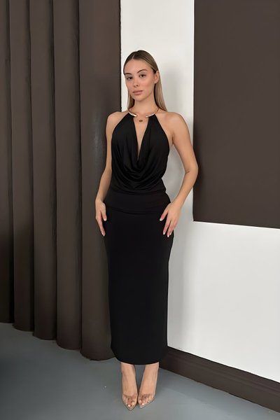 Siyah Uzun Degaje Yaka Aksesuarlı Yan Yırtmaçlı Elbise